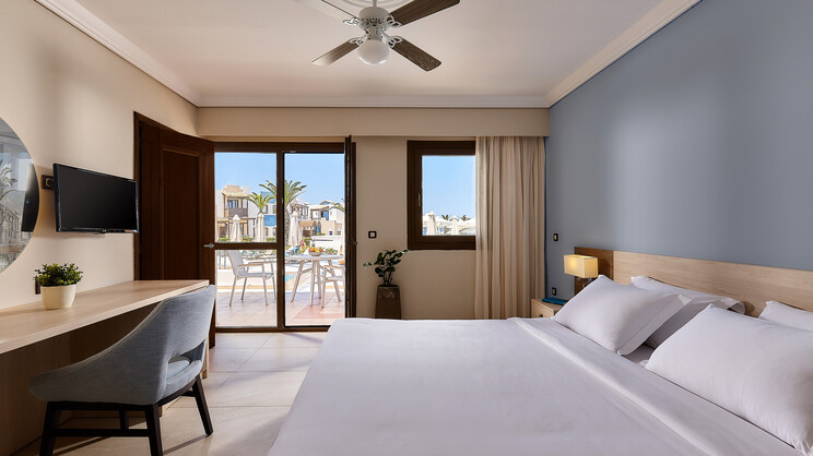 Family Room Sharing Pool